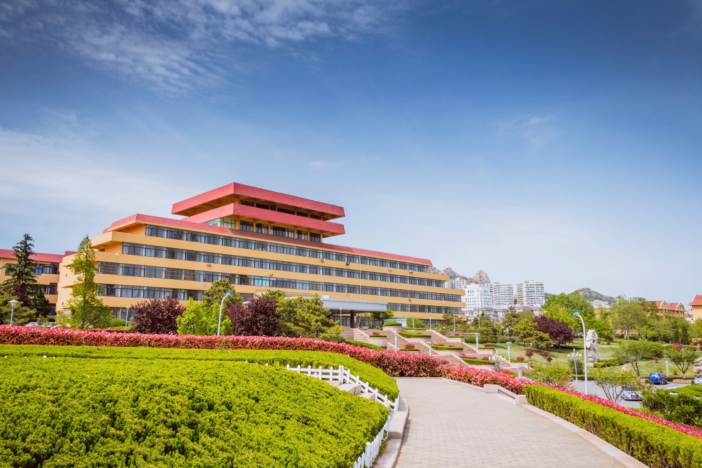 一、学院概况 青岛大学旅游与地理科学学院的前身为创建于1988年的青岛大学旅游系,是全国较早、山东省首家旅游高等教育单位。1998年成为山东省首家旅游管理硕士学位授权单位,2010年成为全国首批旅游管理专业硕士学位(MTA)授权单位,并在青岛大学应用经济学博士点招收旅游产业经济方向博士生。2016年新增学科教学·地理专业领域硕士点。学院是中国区域科学协会区域旅游专业委员会的长期挂靠和主持单位,中国旅游协会旅游教育分会的常务理事单位。 学院现有旅游与会展管理系、酒店管理系和地理与城乡规